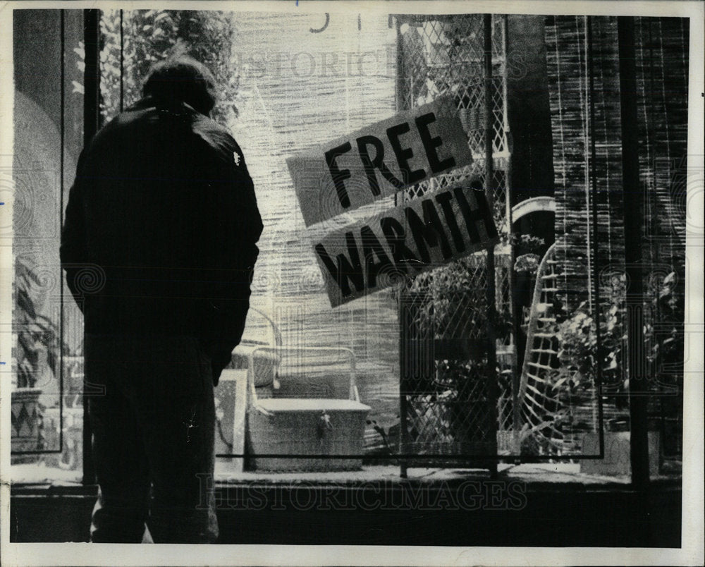 1977 Press Photo Free Warmth at Window in a Shop, Chic. - Historic Images