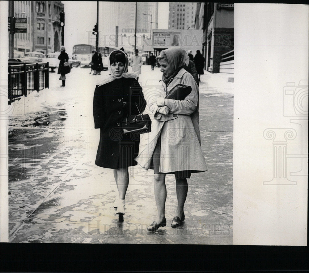 1966 Press Photo Women&#39;s Skirt Winter Michigan Avenue - Historic Images