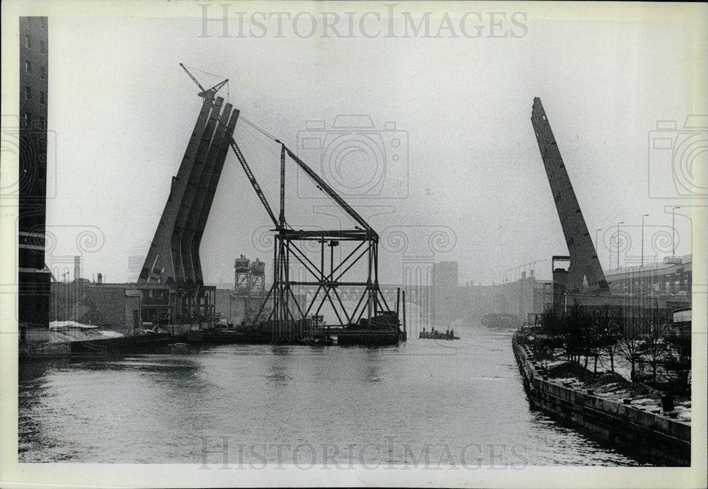 1982 Press Photo Float Construction Tower Girder Crane - Historic Images