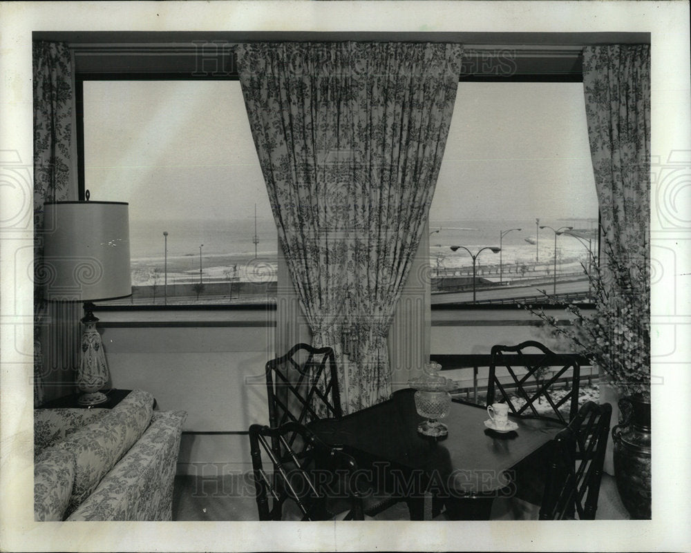 1971 Press Photo Housing Resident Lake Shore Condominiu - Historic Images