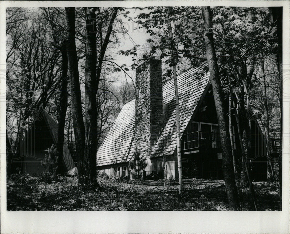 1971 Press Photo Impressive A-Frame Smaller Neighbor - Historic Images