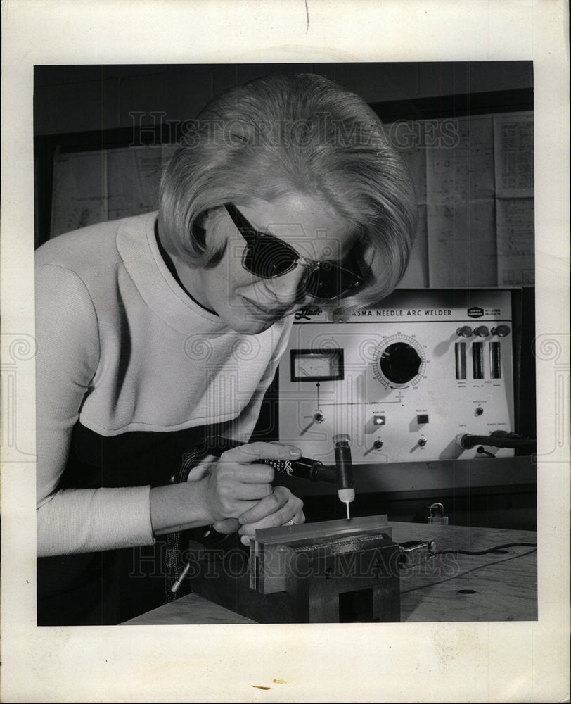 1966 Press Photo Sandra Bryles Weld Thin Sheet Metal Pl - Historic Images