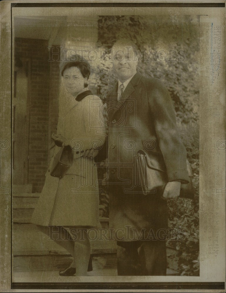1959 Press Photo Husband Wife  - Historic Images