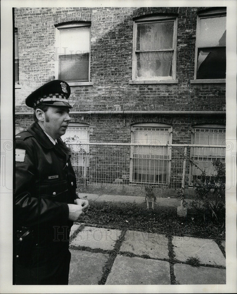 1976 Press Photo Rogen Whalen Broken glass mark attack - Historic Images