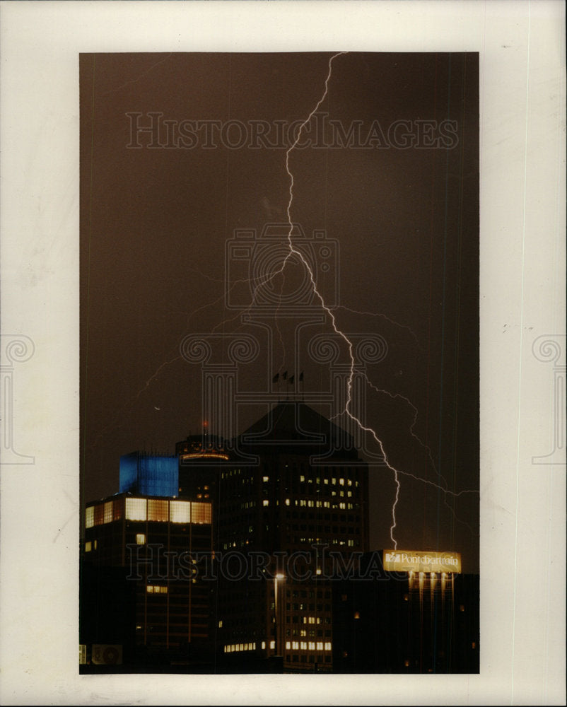 1991 Press Photo Lighting flashes Detroit Skyline  - Historic Images