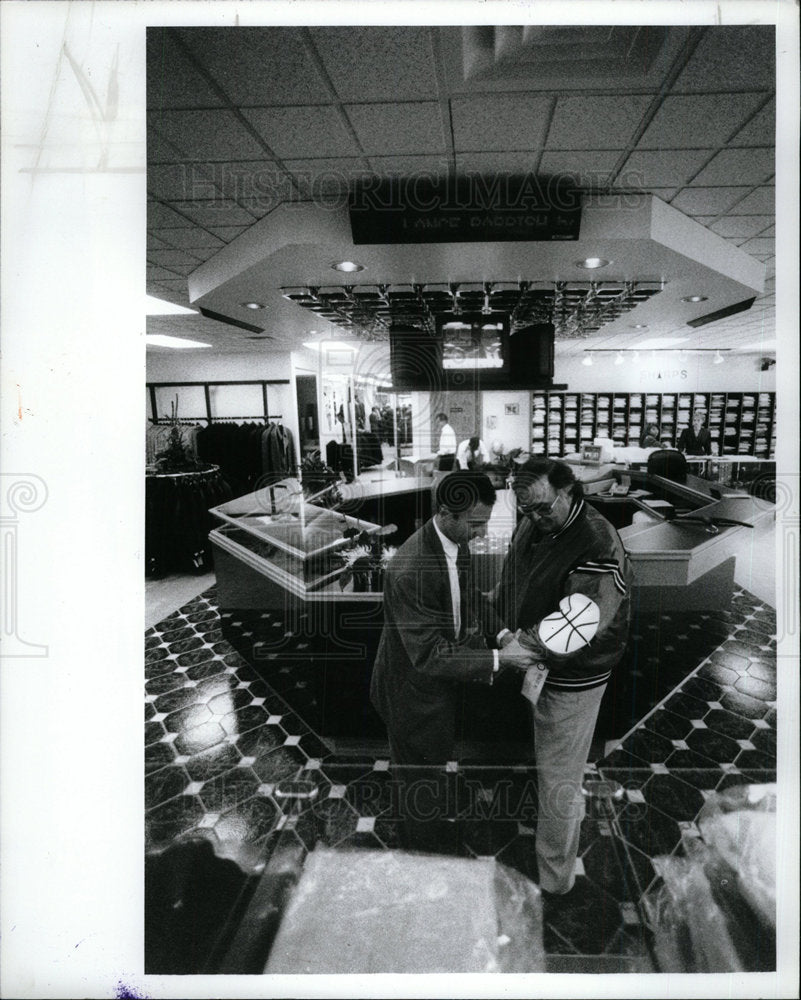 1991 Press Photo Jeff Fill Sports TV Ticker Customers - Historic Images
