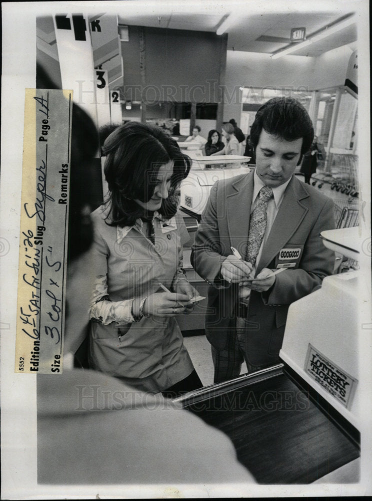 1975 Press Photo Store Customer Elaine Mullerof Oak Par - Historic Images