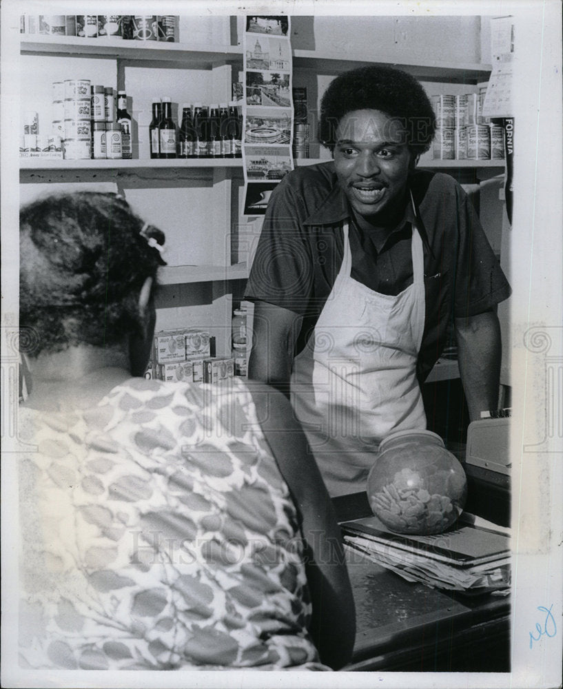 1977 Press Photo Leon Kaigler his store - Historic Images