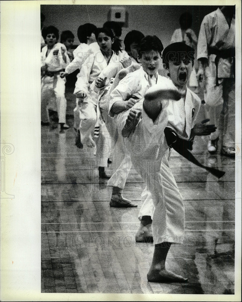 1987 Press Photo Four Years Old Kids Practice Kicks - Historic Images