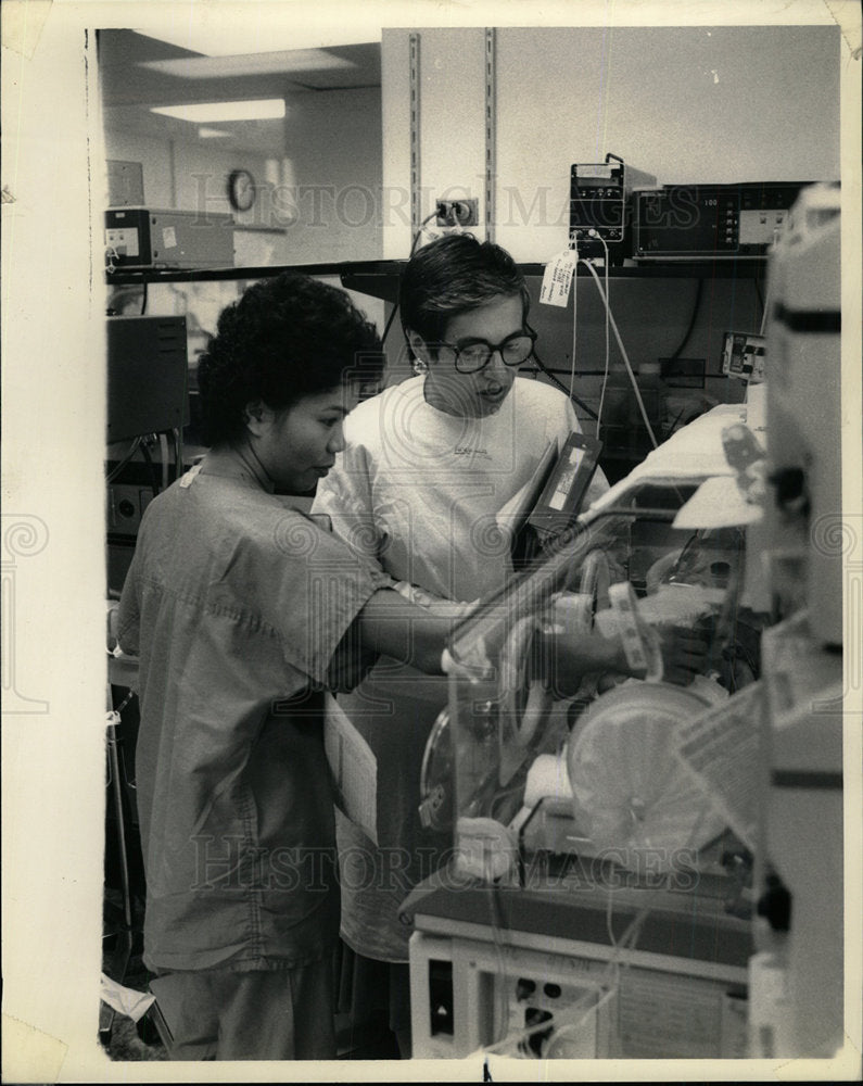 1987 Press Photo Nurses Lina Menchavez Louise Bagnuolo - Historic Images