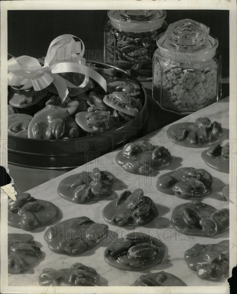 1968 Press Photo Tiny Tim Fruit Cake Holidays Gifts  - Historic Images