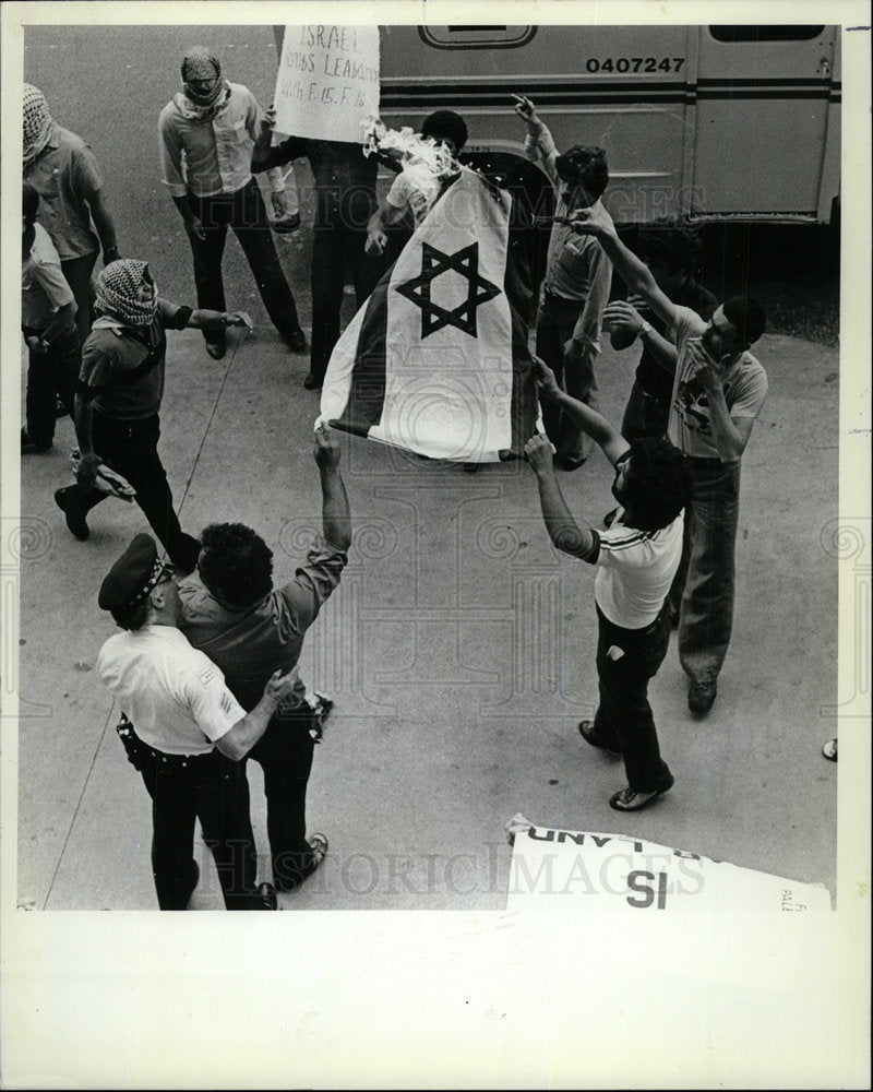 1982 Press Photo Demonstrators Israeli Consulate flag   - Historic Images