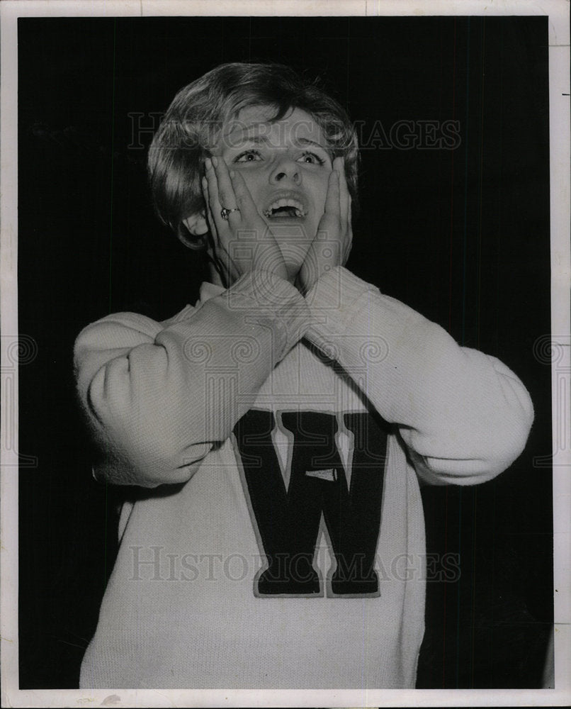 1963 Press Photo Waukegan cheerleader Ann Barnes carver - Historic Images