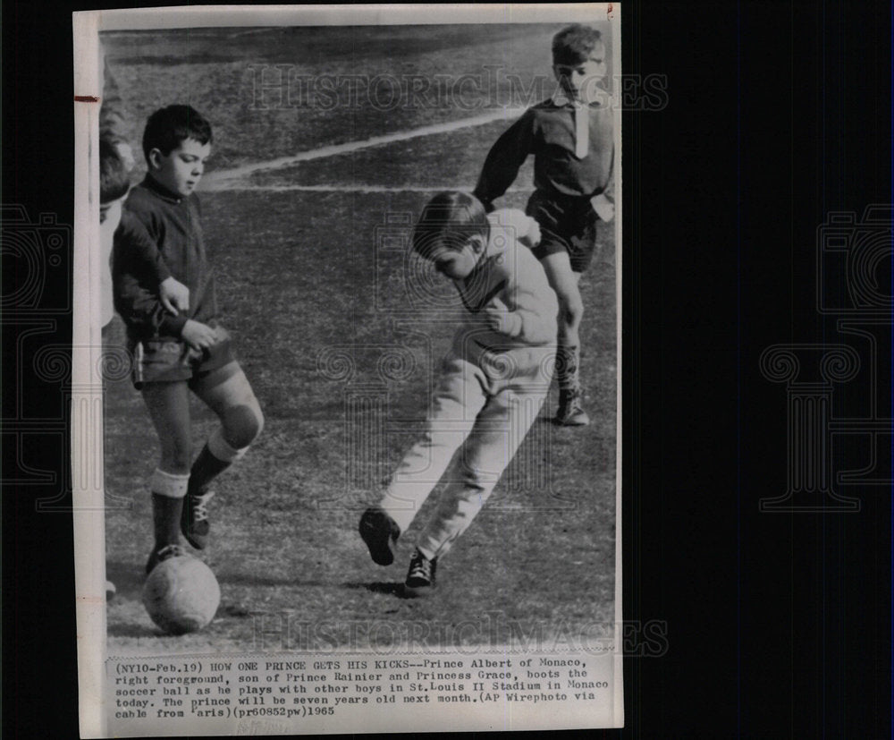 1965 Press Photo Prince Albert soccer ball Rainier game - Historic Images