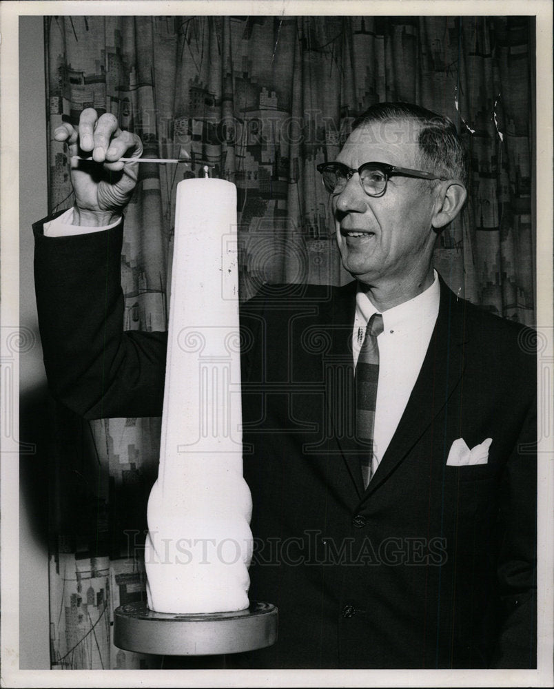 1963 Press Photo Candle Colonial President Charles Loan - Historic Images