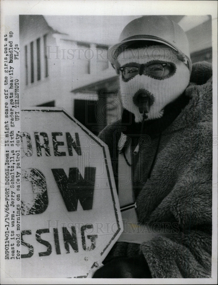 1966 Press Photo Jerry Schultz weather girl warm  - Historic Images