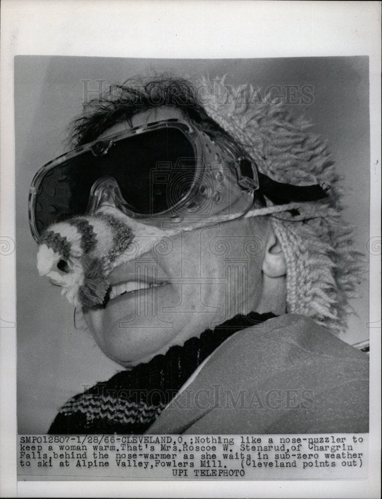 1966 Press Photo Cleveland Nose-nuzzler Woman Warm - Historic Images