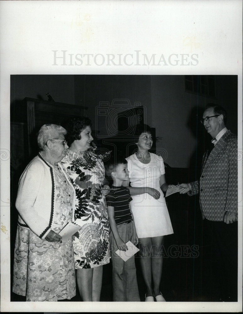 1975 Press Photo Florence Hare Pastor Richard Heller  - Historic Images