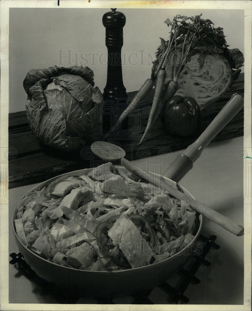 1975 Press Photo Cabbage tuna carrots green pepper Dish - Historic Images