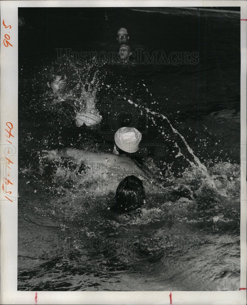 1973 Press Photo Tom Bennett Water Polo Game Play Snap  - Historic Images