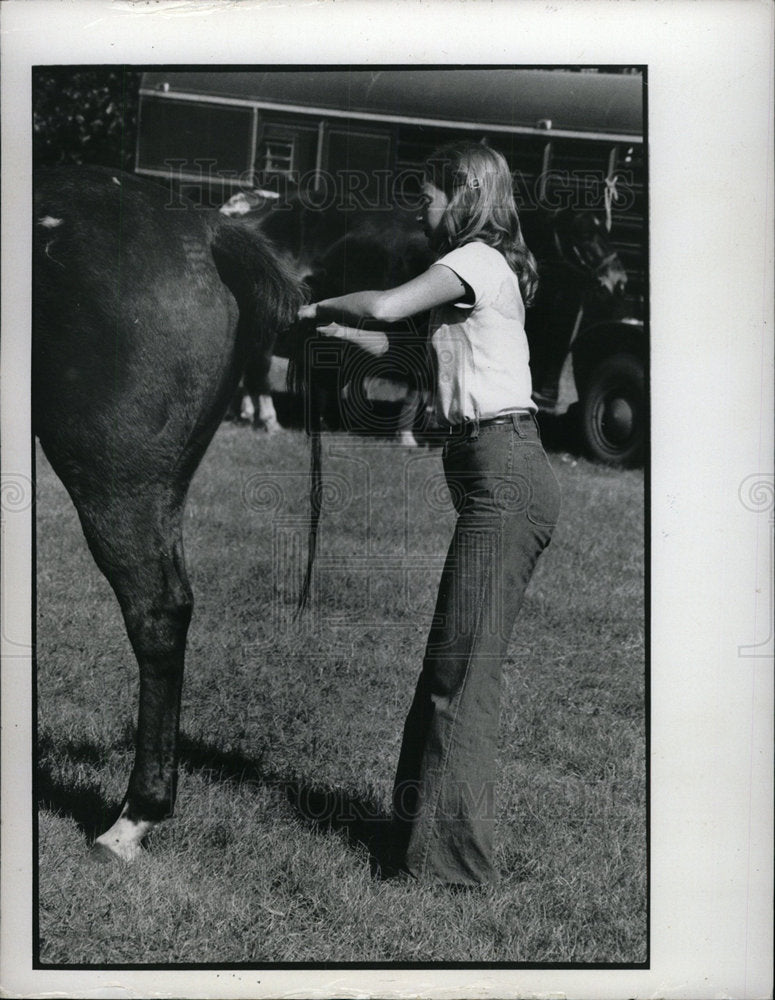 1975 Press Photo Woman playing game road work polo  - Historic Images