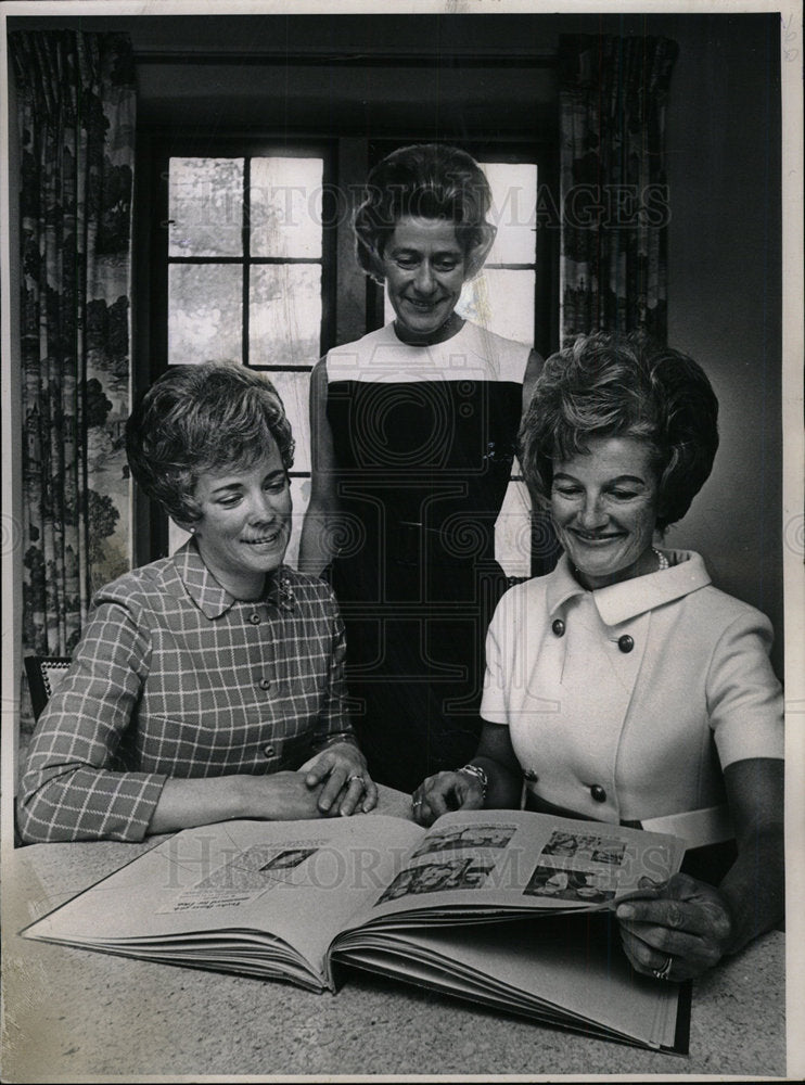 1968 Press Photo Central City Flower Girls John Malo - Historic Images