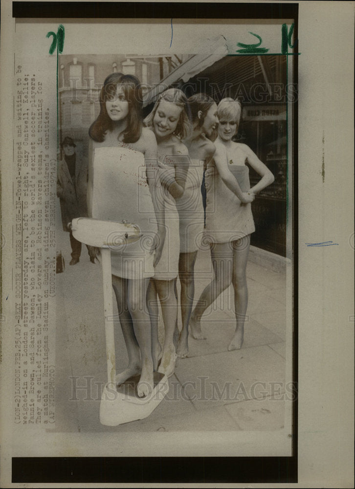 1971 Press Photo Towel Wrap Wait Weigh London Street  - Historic Images