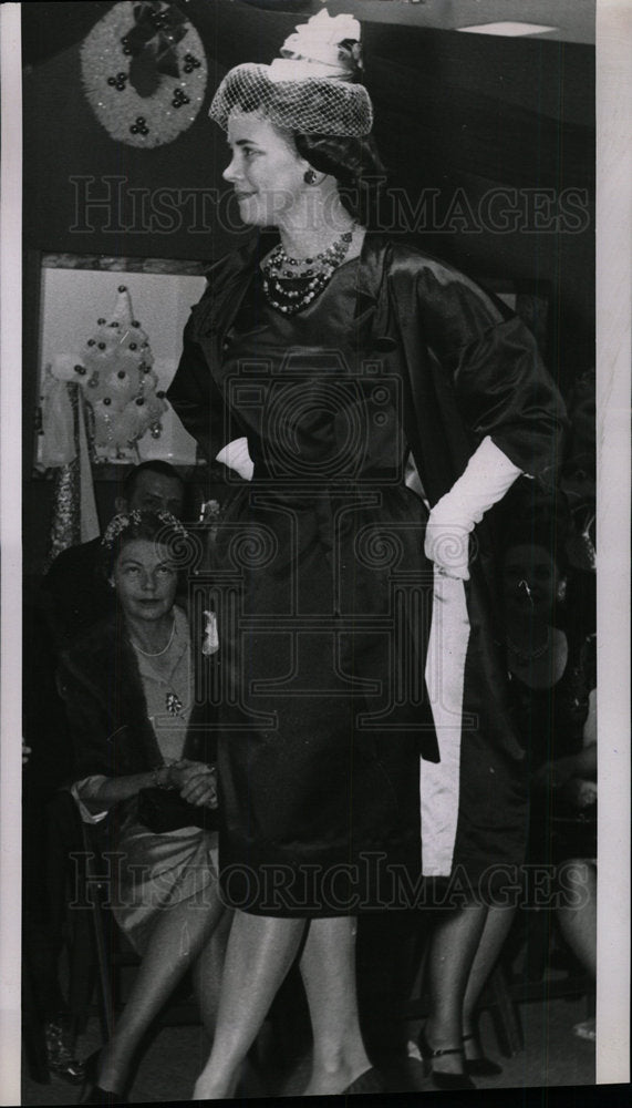 1960 Press Photo Press Photo Mrs.Harry Buchenau. - Historic Images