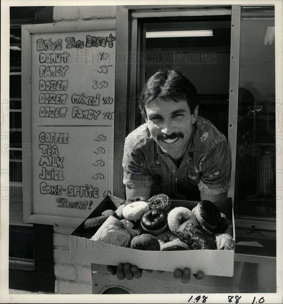1987 Press Photo Jeff Burke owner of &quot;Drive thru Donut&quot; - Historic Images