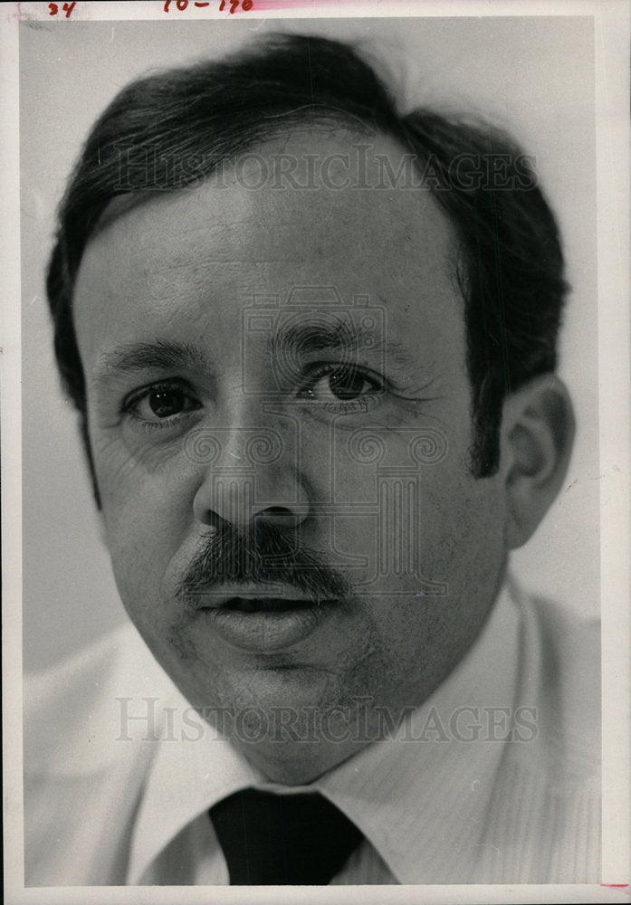 1985 Press Photo Detective James Burkhalter work victim - Historic Images