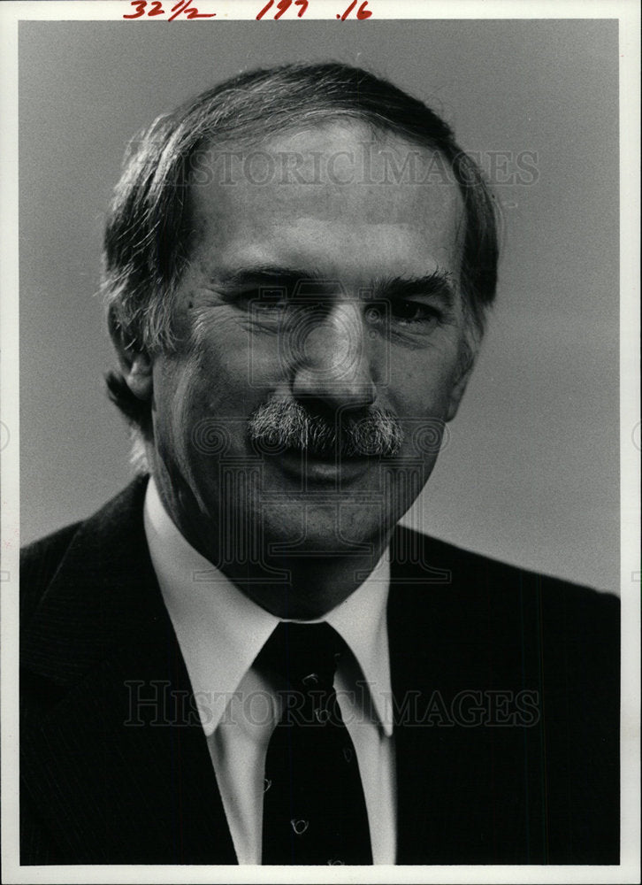 1982 Press Photo Clement Burlingame Director Human Reso - Historic Images