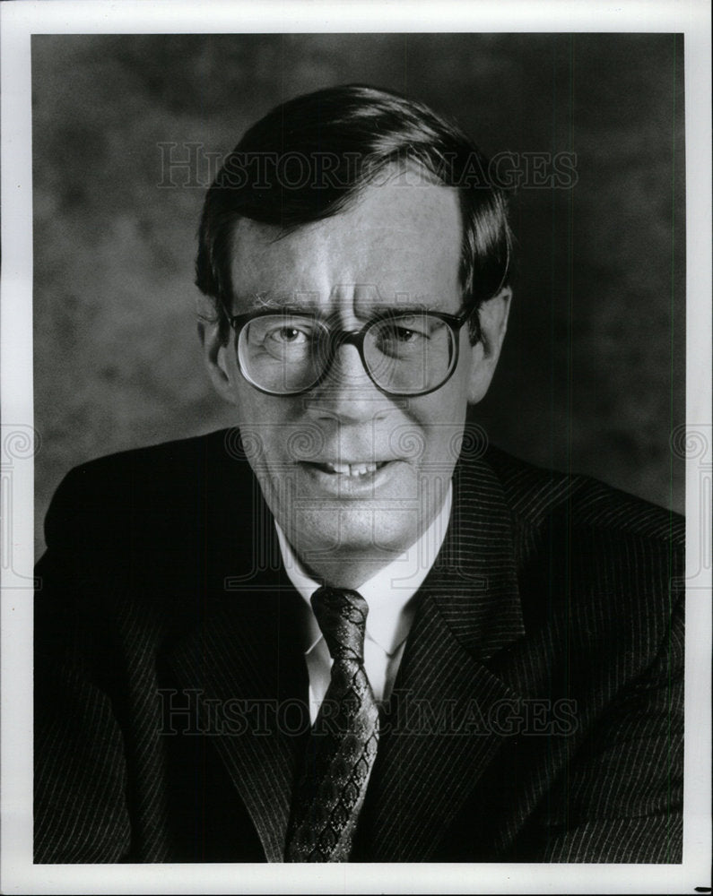 1990 Press Photo David Burke CBS News reporter wears  - Historic Images