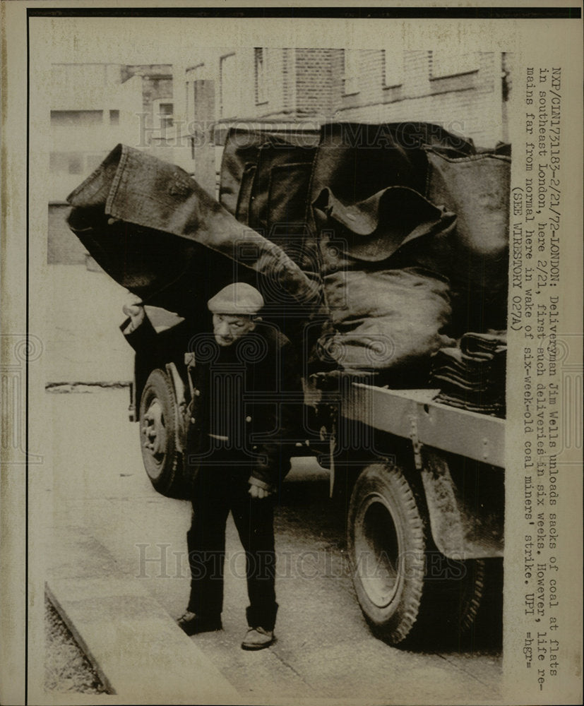 1972 Press Photo Deliveryman Jim Wells London coal Sack - Historic Images