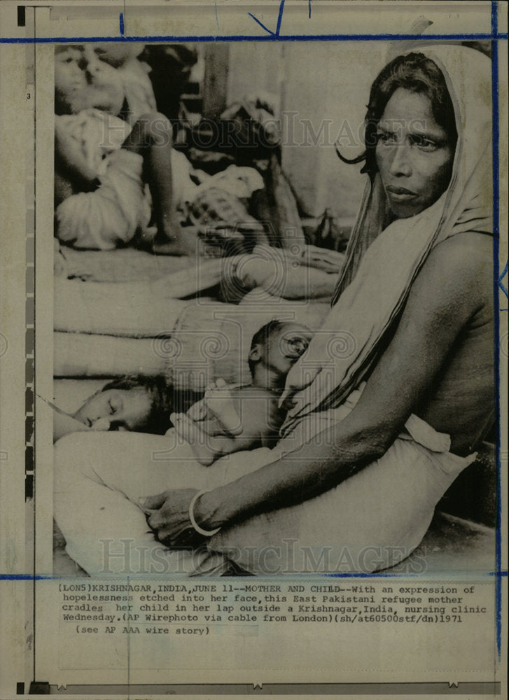 1971 Press Photo Pakistani Mother Child Refugee India - Historic Images