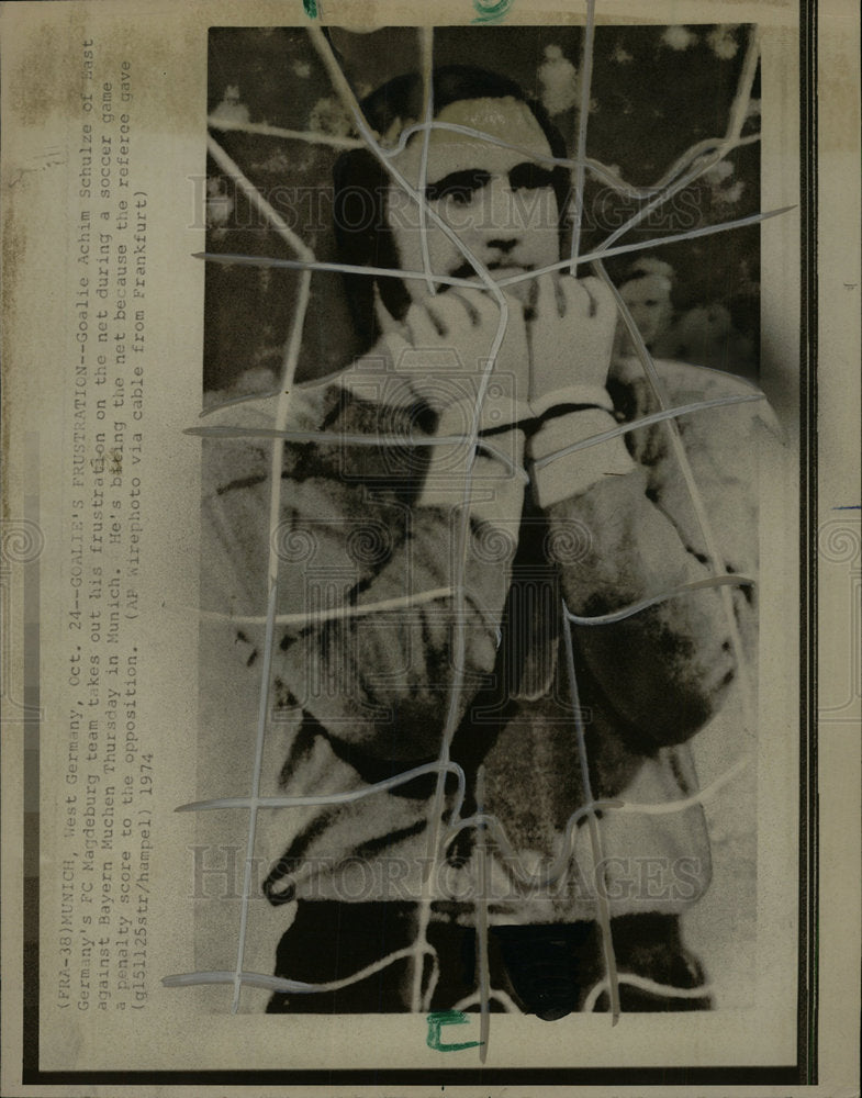 1974PressPhoto E.German Goalie Bites Net in Frustration - Historic Images