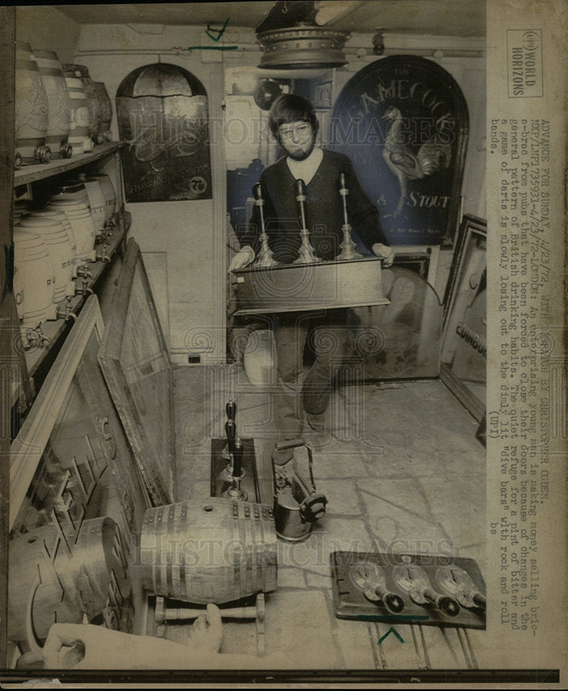 1972 Press Photo Man Bric-a-brac British Pubs - Historic Images