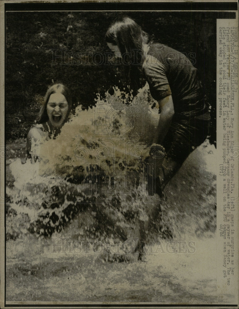 1972 Press Photo Edgar Lacy FSU Coeds Water Geyser - Historic Images