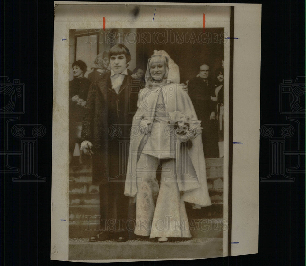 1968 Press Photo French Bride & Groom Fashion Apparel - Historic Images