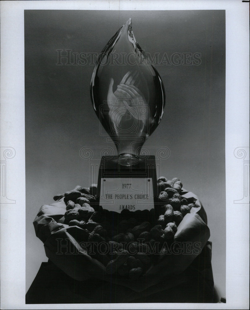 1977 Press Photo Peoples Choice Award Bag Peanuts - Historic Images