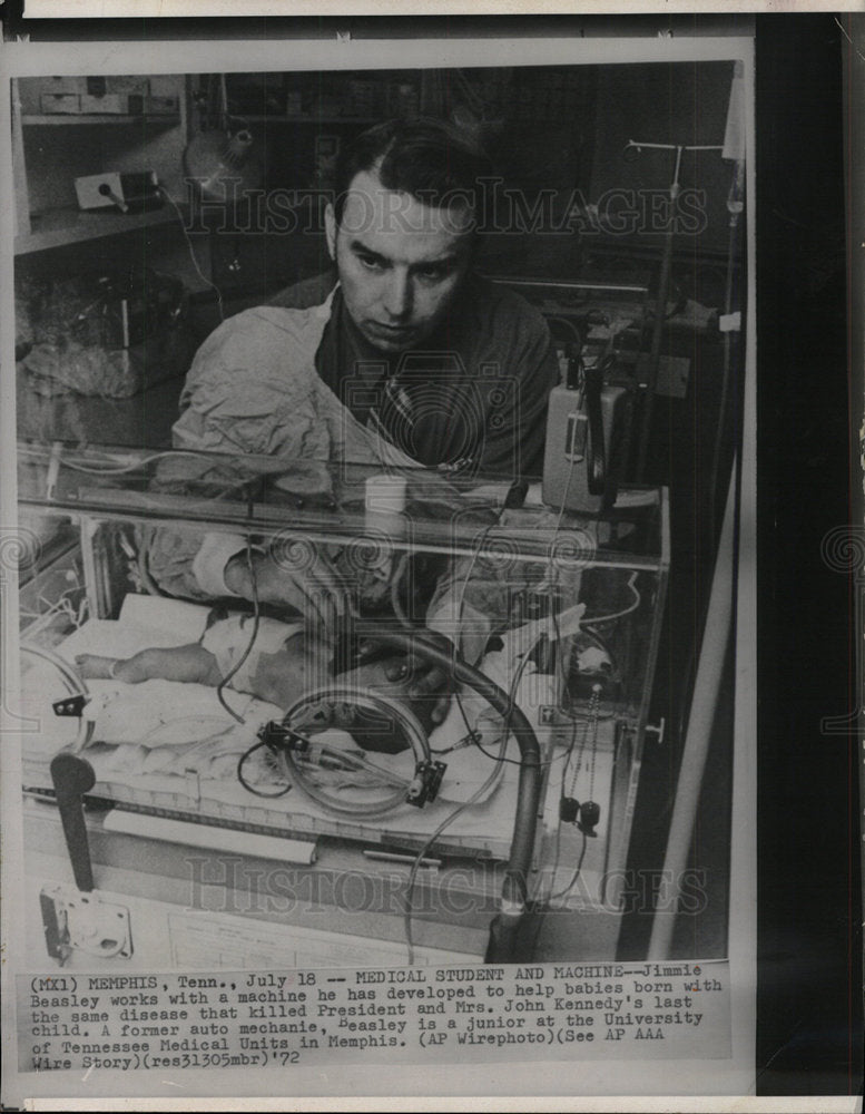 1972 Press Photo Jimmie Beasley Develops Baby Machine - Historic Images