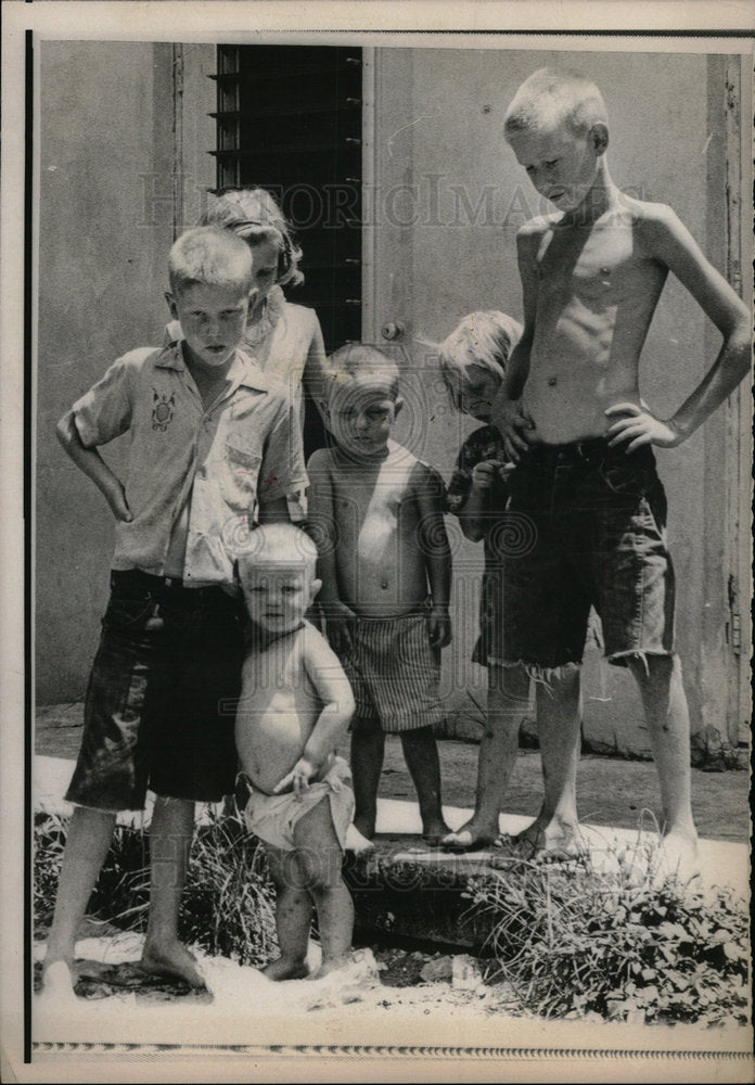 1966 Press Photo Children Of Woman Abandoned Baby - Historic Images