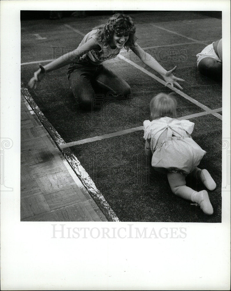 1987 Press Photo Diaper Derby Theresa Adams Sarah Adams - Historic Images