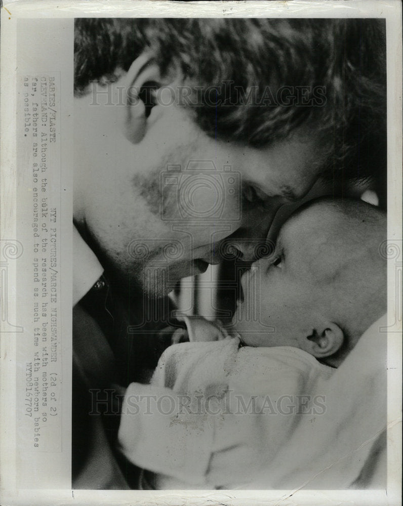 1977 Press Photo Fathers newborn child - Historic Images