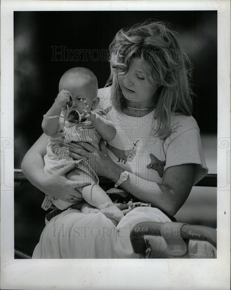 1989 Press Photo Baby Holding Mother Sunglasses - Historic Images