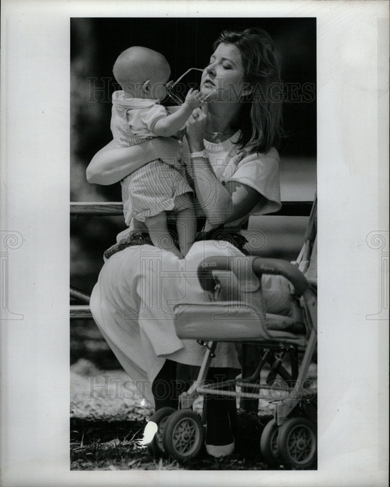 1989 Press Photo Rylan Terry 7-month-old with Mom Becky - Historic Images