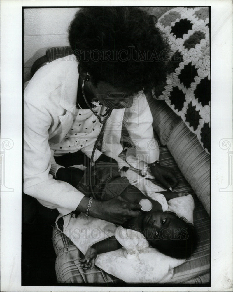 1992 Press Photo Nurse Checking Baby Boy On Couch - Historic Images
