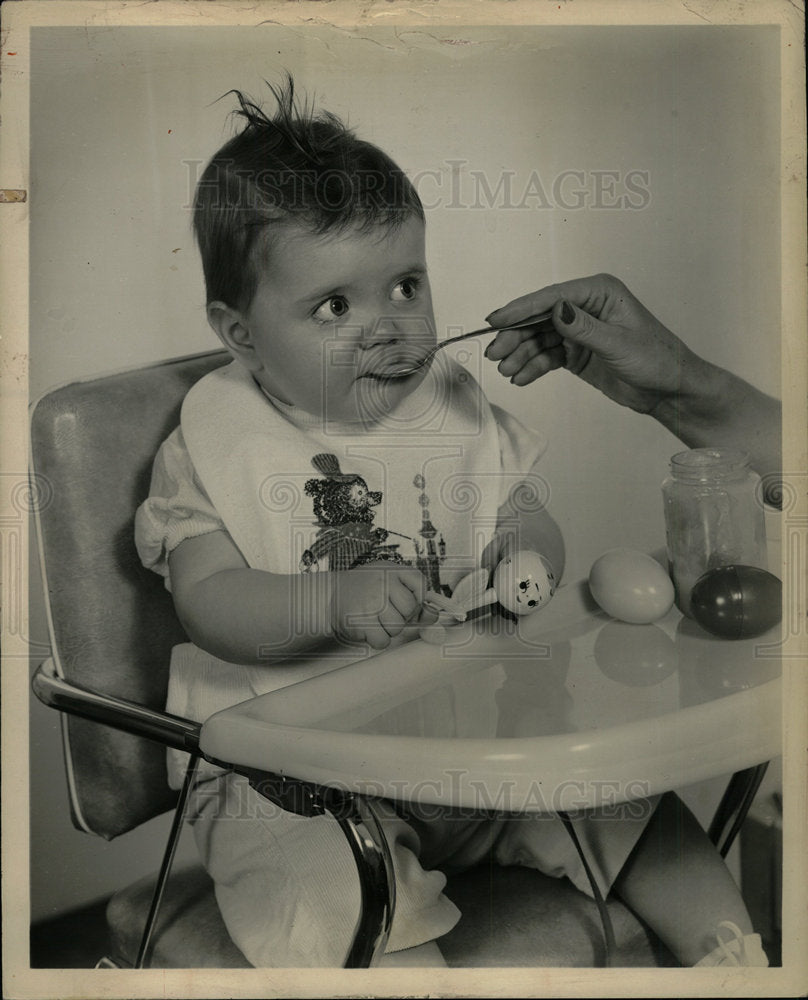 1960 Press Photo Hand Feeding Child Highchair Spoon - Historic Images