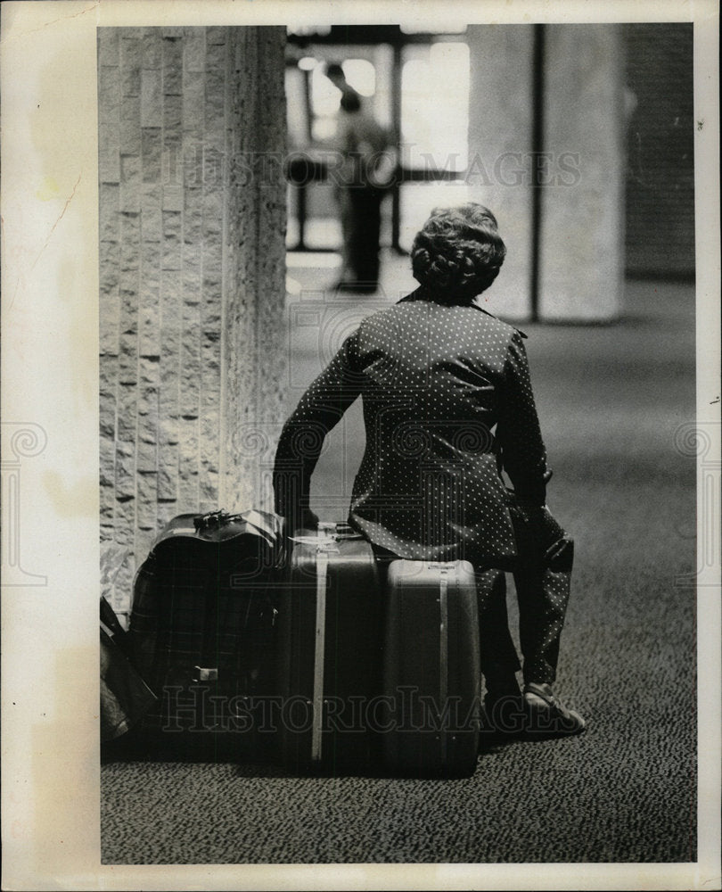 1976 Press Photo Excess Baggage: Jet Lag - Historic Images