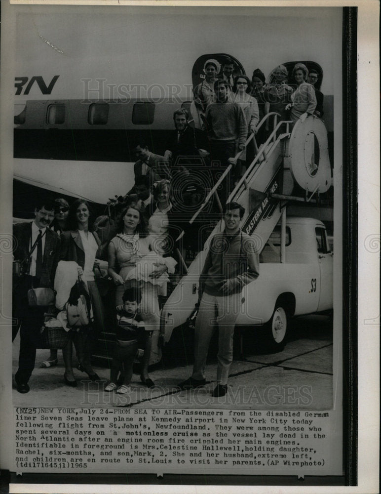1965 Press Photo Passengers Disabled German Liner Seven - Historic Images
