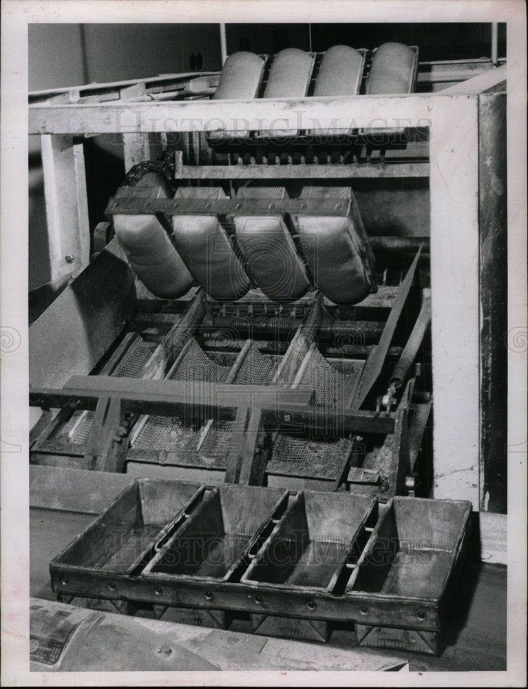 1963 Press Photo LOAVES DUMPED PANS BAKERY - Historic Images